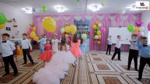 Первый танец Выпускников с шарами - родители переживают за ребят - видео на заказ в сад