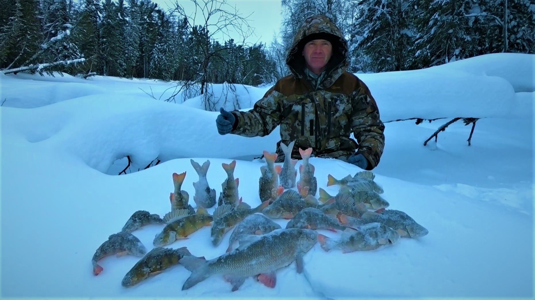 ЗИМНЯЯ РЫБАЛКА МОРОЗНЫМ ДНЁМ НА ЕТЫ-ПУРЕ! КОМПАНИЯ ВЕСЁЛАЯ, РЫБА НЕ АКТИВНАЯ А ДОРОГА НЕ ДЛЯ ПРАДО)!
