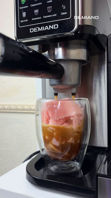 Клубничный аййс латте