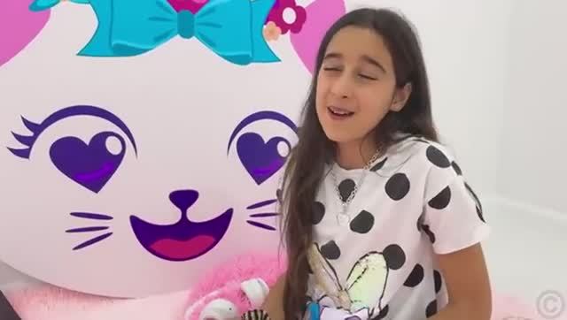 Настя выбирает себе хобби и играет с друзьями [get.gt]