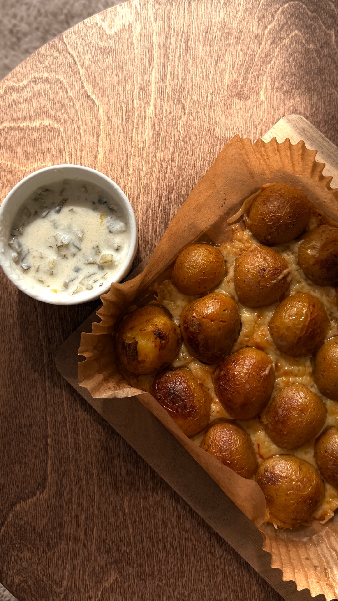 Картофель беби на сырной подложке