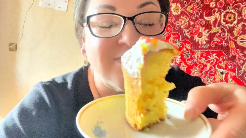 В гостях у мамы на ПАСХУ! Так тепло и вкусно❤️Я, внученька и младшая доченька 😍в гостях