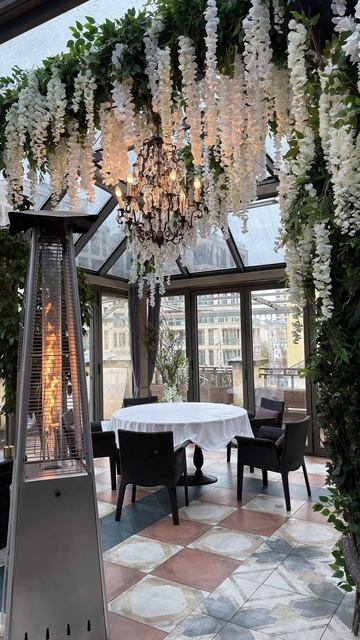 Белая глициния. Оформление ресторана