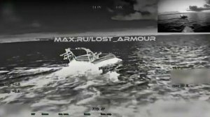 🇷🇺🇺🇦Дрон на оптоволокне поражает украинский бекипажный катер с зенитными ракетами в Черном море…