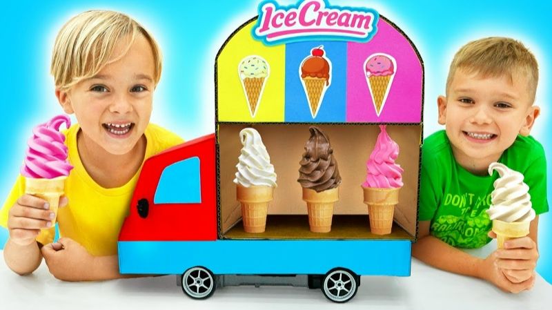 Дети играют с миниатюрной машинкой мороженщика - забавные истории