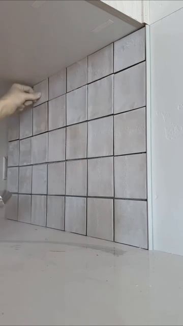 Процесс укладки кухонного фартука