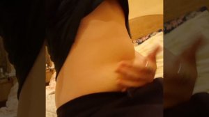 играю с пухлым животиком после фастфуда