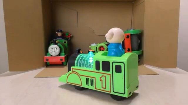 Для детей.  Паровозик Томас и его друзья! Играем зелёными  паровозиками.