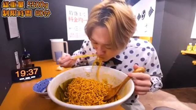 Мукбанг челлендж 5,5 кг лапши с мясом за 40 мин Еда на камеру