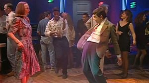 Мистер Бин танцует под клубный трек 2008 года.