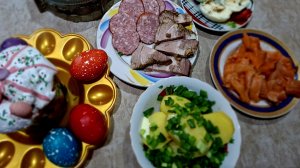 Упало давление/Накрываю стол, отвечаю на вопрос.