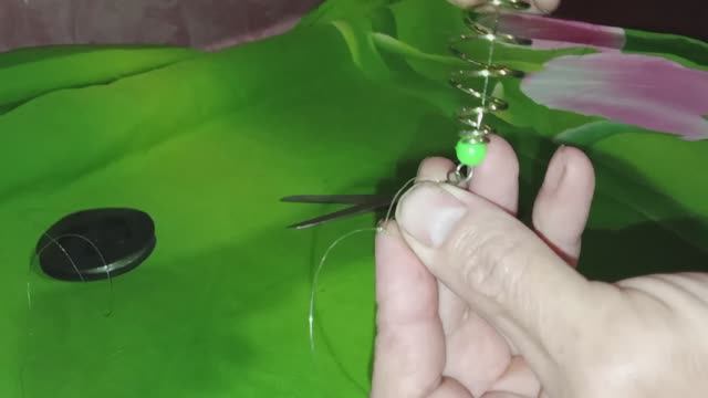 Как сделать поводок на два крючка/ Простейшая донка с кормушкой