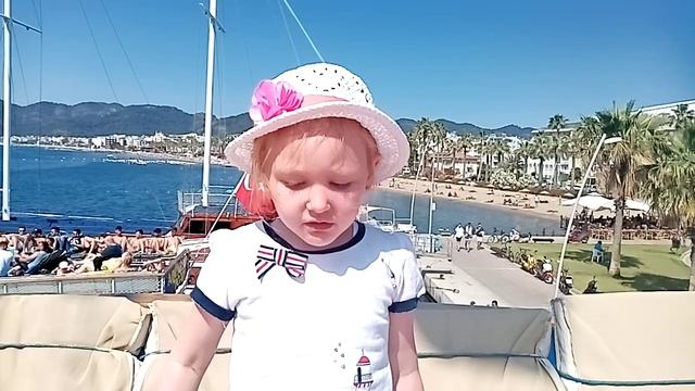 Моя любительница песен и мультиков поет песню Радуги Дэш.