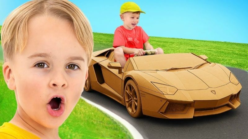 Крис играет в картонные машинки для детей