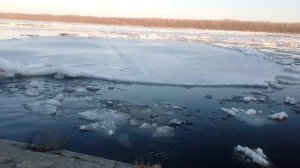 Ледоход на Иртеше, наконец-то поймали момент!