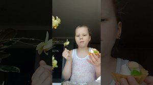 я пробую новое пирожное