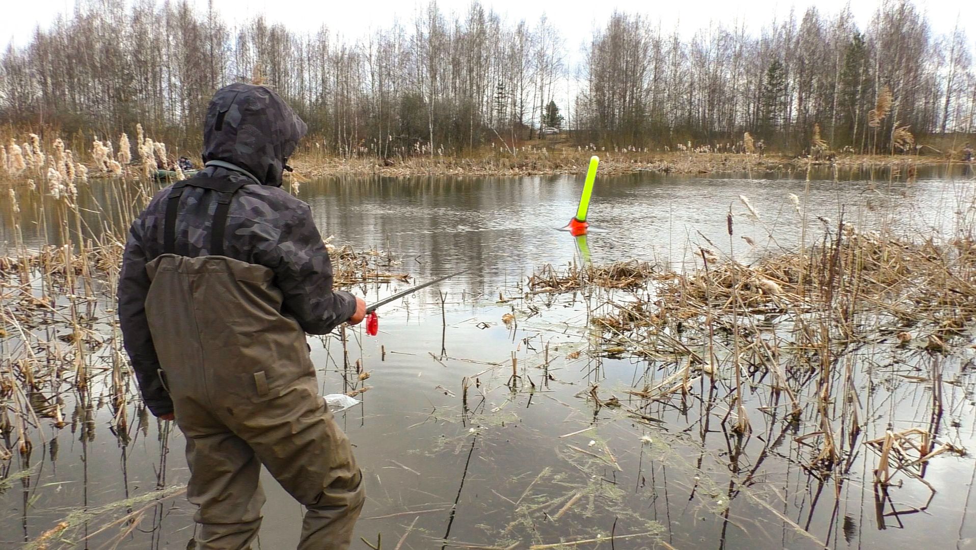 ГЛУБИНА ПО КОЛЕНО, а карась клюёт на поплавок. Рыбалка ранней весной в 2026