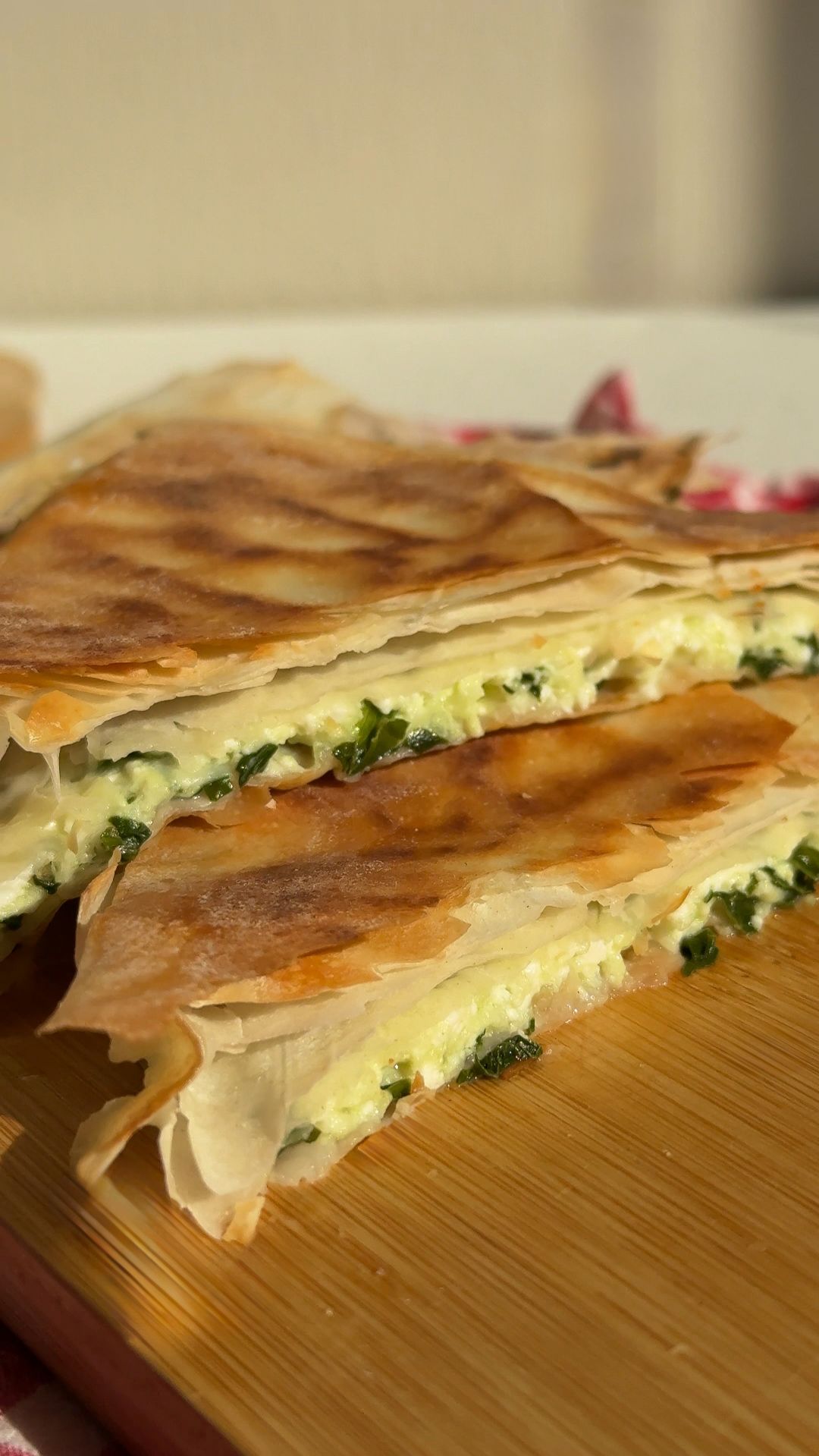 Творожно-сырные лепешки — лакомство, которое идеально подойдет к чаю 🍵 #foodru #рецепты #выпечка