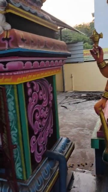 В Индии, по дороге в Ауровиль, открытый храм Шивы и Шакти покоряет буйством красок и живыми статуями