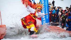 Яркими костюмами и брызгами в Ханты-Мансийске отметили закрытие горнолыжного сезона