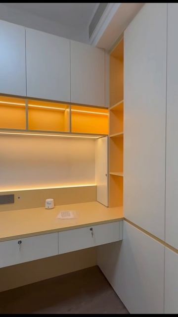 Спальня с рабочим местом, шкафом и антресолями. ЛДСП белый и бежевый.