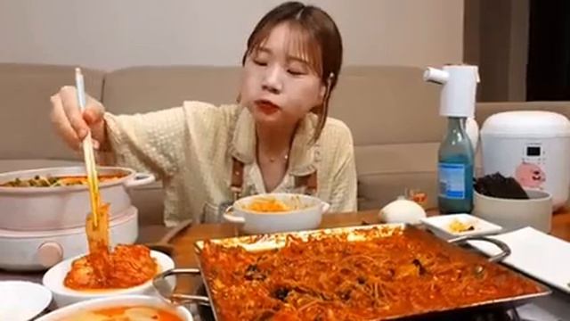 Мукбанг острая свинина, осьминог, креветки Еда на камеру