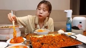 Мукбанг острая свинина, осьминог, креветки Еда на камеру