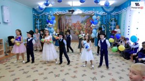 Великолепный танец девочек и мальчиков в детском саду - девочки с детьми а мальчики в цилиндрах