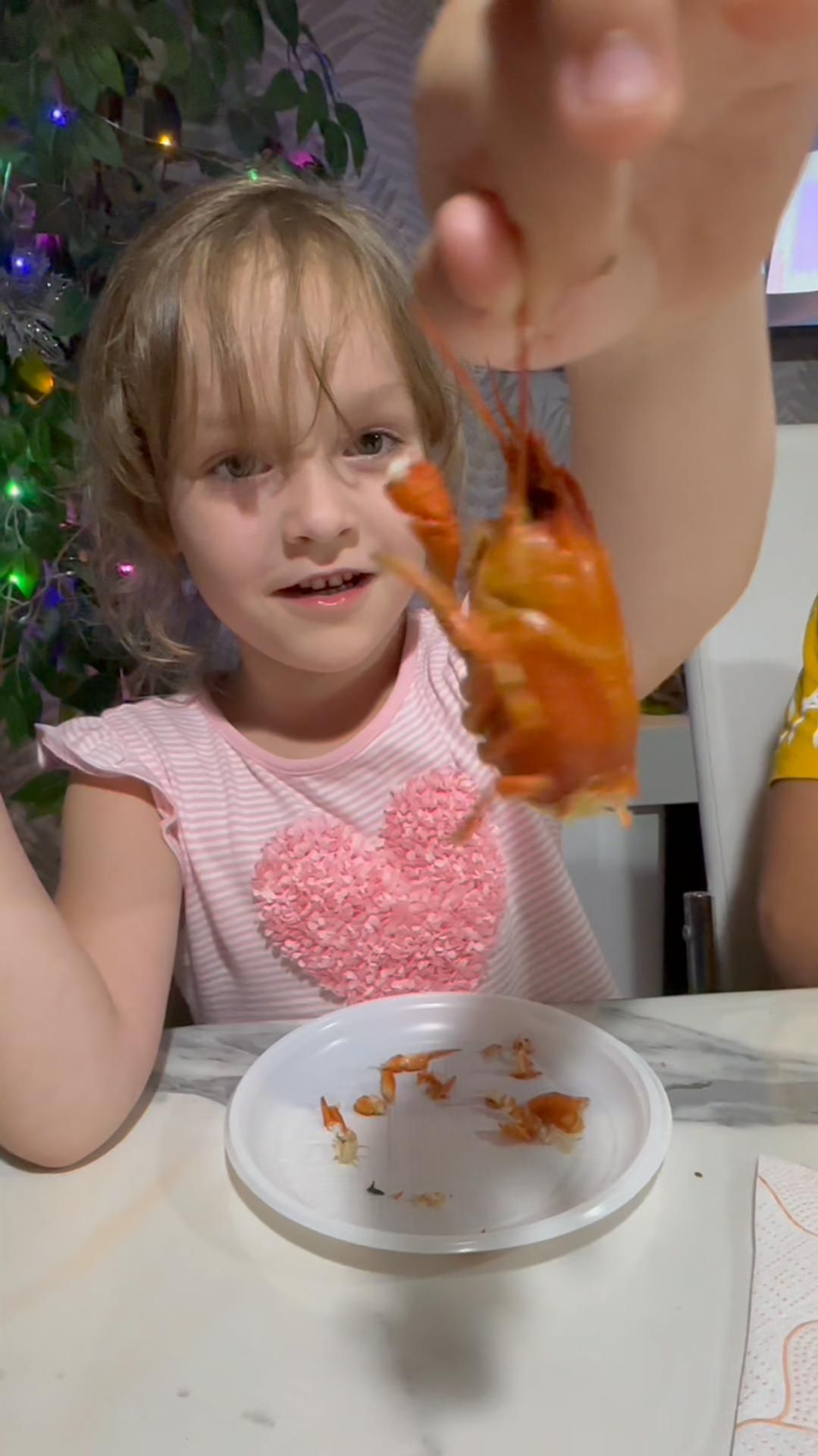 2025.07.20 Арина учится кушать раков