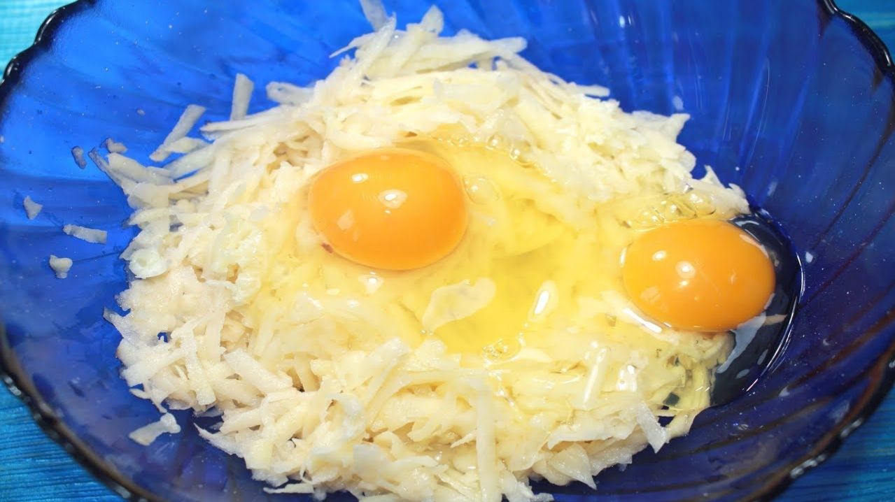 Сырая Картошка, два яйца и ещё кое-что. Очень вкусно со сметаной или со сладким чаем! смотреть онлайн