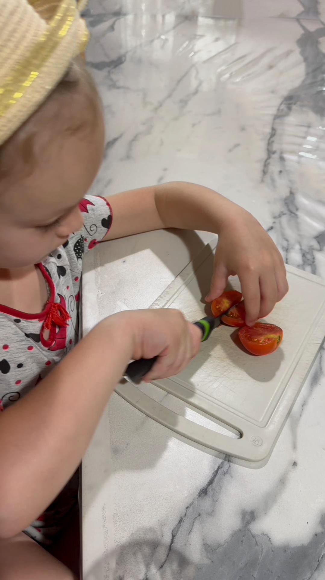 Арина готовит себе кушать, показывает достопримечательности Кагальника и купается в бассейне