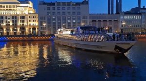 Разворот теплохода Reddison на реке Москва.