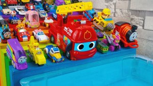 Мультики для детей про машинки у басеина. Веселые спуски по горке в воду. Мультики малышам