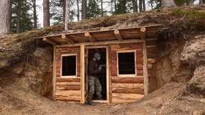 Мужчина строит хижину в лесу, чтобы выжить в одиночку в дикой природе. Бушкрафт