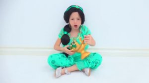 Настя как Жасмин и папа Джин в лампе Алладина