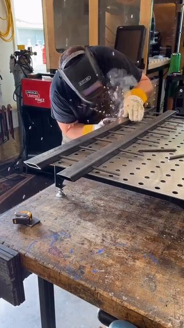 Для экономии пространства на рабочем месте