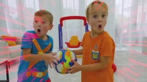 Дети играют как достать соседа с настоящим соседом