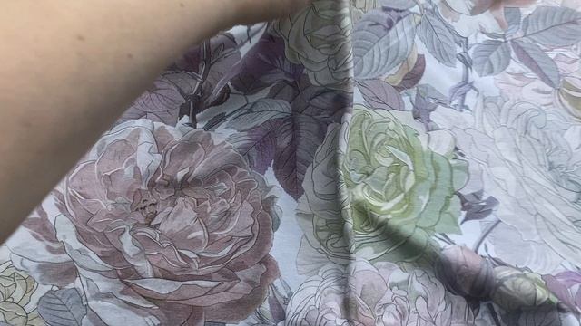 Трикотаж  серого цвета с принтом крупные розы 38169