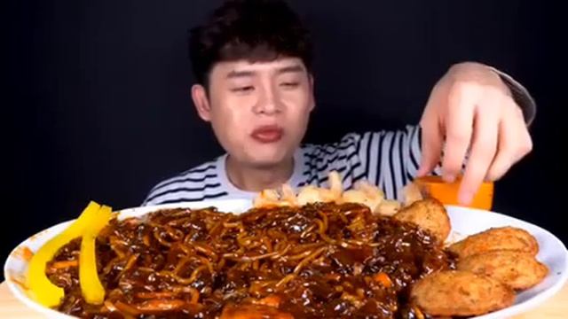 Мукбанг ттокпокки, чаджанмен, жареные пельмени Еда на камеру