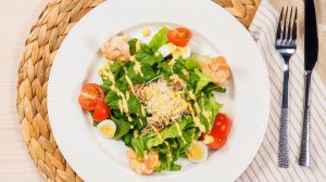 Полезный салат «Цезарь» с креветками