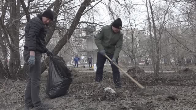 Виталий Хоценко принял участие в субботнике вместе с командой