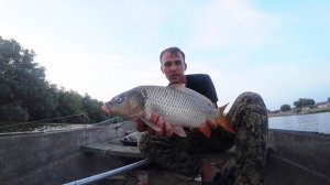 ЛОВЛЮ КРУПНУЮ ГУСТЕРУ, А ТУТ САЗАН ПОДВАЛИЛ. Ловля сазана с лодки под берегом в деревне!