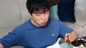 Мукбанг сырые креветки , сырые морепродукты Еда на камеру