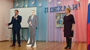 Торжественный момент вручения подарка ко Дню космонавтики для МБОУ Кубанская школа им. С.П. Королёва