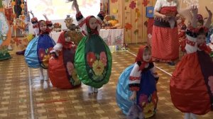 Яркий и задорный танец "Матрешки" в исполнении старшей группы детского сада!