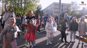 О чём думают и мечтают выпускники и какие их любимые стихи смотри в этом видео - фото в каждый сад