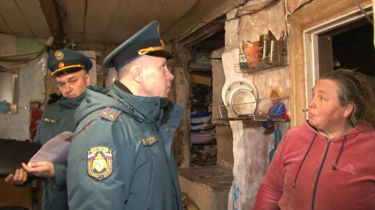 Курские спасатели МЧС России проинспектировали домовладения в городе Дмитриеве