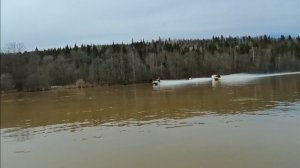 Водные мотоциклы по водной глади реки Уфы в половодье.