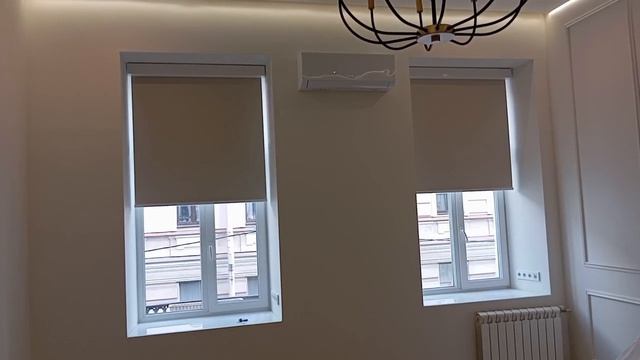 Рулонные шторы с электроприводом, систеа Coulisse L - короб. Ткань Плэйн блэкаут. монтаж в проем. SV