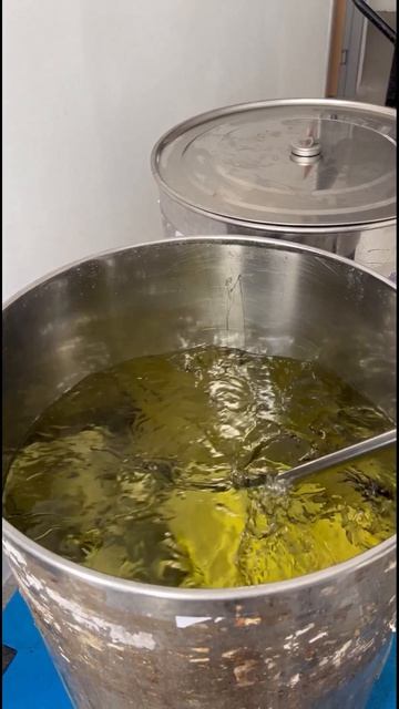 Смешайте ароматическую жидкость с красителем